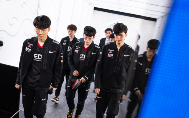 恰好填补了 恰好填补了